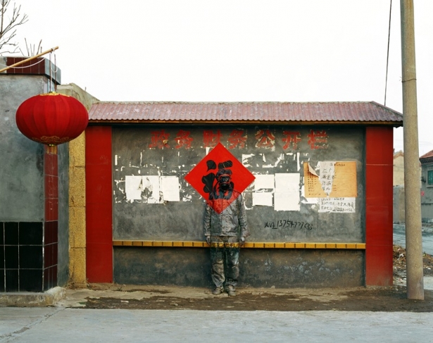 Лю Болинь.
Открытое поле для финансовых сделок.
Из серии «Спрятаться в городе» – 41, 2007.
Цифровая печать.
© Courtesy of Liu Bolin / Galerie Paris-Beijing
