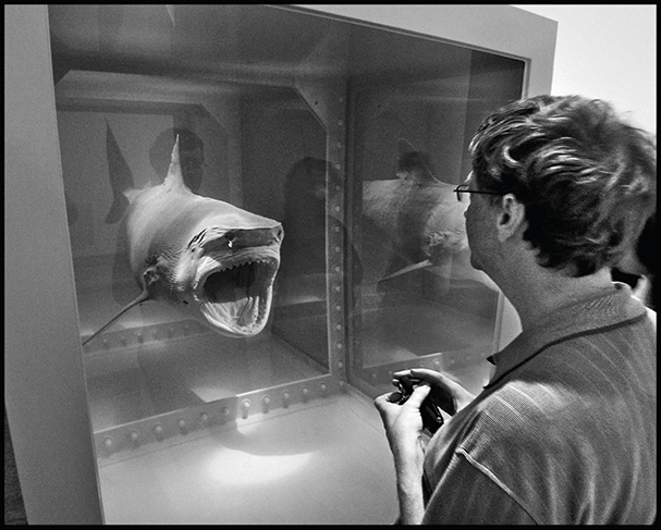 Жан Пигоцци.
Билл Гейтс с акулой Дэмиена Херста.
Музей Метрополитен, Нью-Йорк, США, 2007