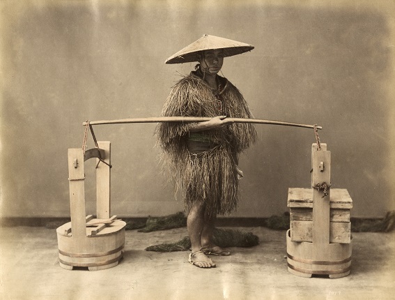 Unknown author.
The tofu seller wearing a mino straw cape.
1880—1890s.
Albumen print, hand-colored.
MAMM collection