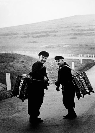 Viktor Rujkovich.
Organ-grinders. Georgia. 
1970. 
Collection of the Moscow House of Photography
