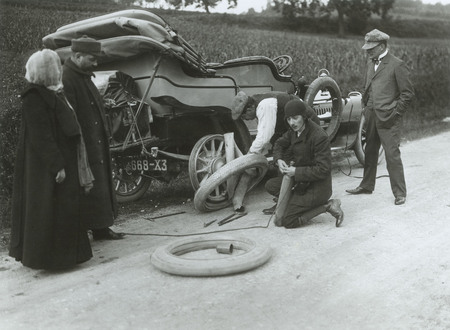Jacques-Henri Lartigue.
Zissou and Yves the driver changing a car wheel. 
October, 1911. 
© Ministere de la Culture- France /AAJHL