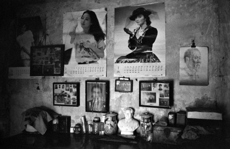 Patrizia Bonanzinga.
Interior of a villager home: the cult of ancestor also include a bust of Mao. Chuandixia. 
1998. 
Author’s collection