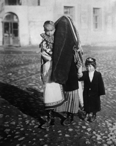 Arkady Shaikhet.
All in the past. Uzbek woman wearing paranja with children. 1928.
Gelatin silver print.
Collection of Moscow House of Photography Museum