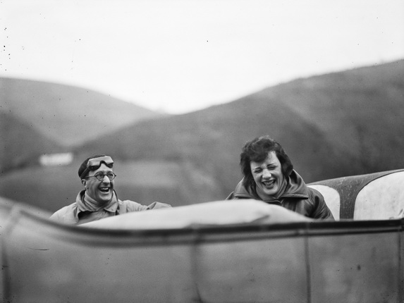 Jacques Henri Lartigue.
Ubu et Bibi sur la route entre Lourdes et Pau. Avril 1925.
© Ministère de la Culture-France/AAJHL