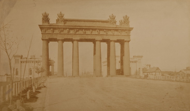 Ivan Bianchi.
St. Petersburg. Moscow Triumphal Gates, built in 1834-1838.
Design by Vassily Stasov.
Albumen print, 1854.
© Jean Olaniszyn, Archivio Ivan Bianchi