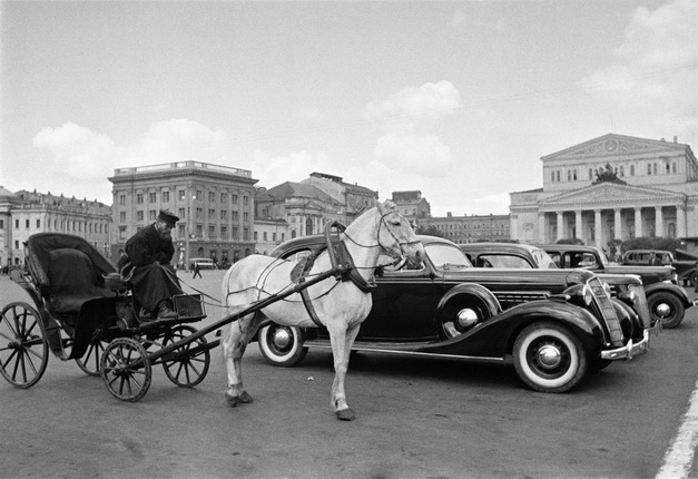 Arkadiy Shaikhet.
Carriage and car. Taxi rank at the Bolshoi Theatre. Moscow, 1935.
Silver gelatin print