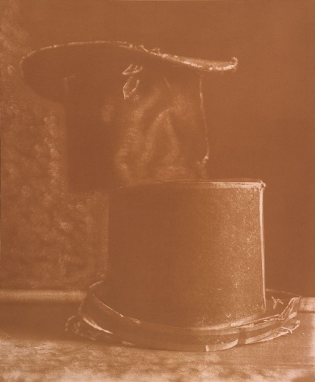 David McDermott, Peter McGough.
The Paper Top-Hat Box. 
1915 / 1991.
Gum bichromate. 
©McDermott & McGough. Courtesy Galerie Jerome de Noirmont, Paris