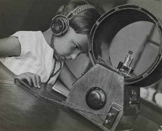 Alexander Rodchenko.
Radio-listener. 1929.
Collection of the Moscow House of Photography Museum.
© A. Rodchenko – V. Stepanova Archive.
© Moscow House of Photography Museum