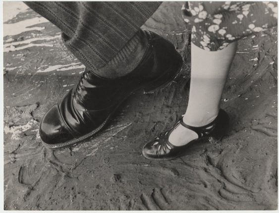 Андре Штайнер. 
Ноги и обувь, 1930-е.
Бромосеребряно-желатиновый отпечаток.
© Nicole Bajolet-Steiner