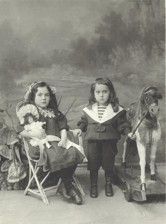 Double children's portrait. 
V.Jasvoin's studio, Saint Petersburg. 1900s