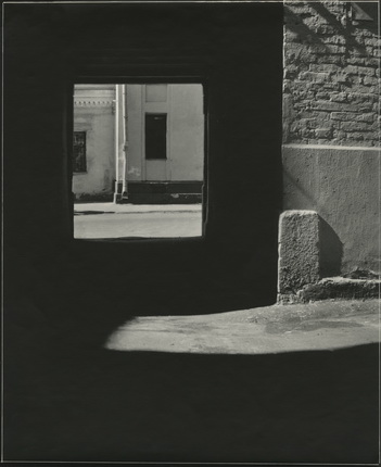 Alexander Lapin.
Courtyard. 1980.
Photographer's silver gelatin print