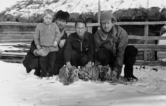 Yamazoe Saburo.
Yamazoe Saburo (centre) with hunters Sidor Vlasovich Kozhin (left) and Anisim Ivanovich Kalugin. Left: Pavlik Kalugin. 
Romanovka village, Manchuria.
1938–41.
Arseniev State Museum of Primorsky Region in Vladivostok
