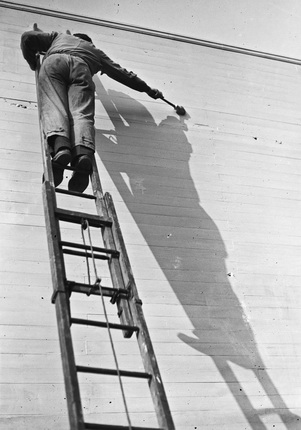 André Kertész.
Painter of shadows, 1926.
Modern silver gelatin print.
Ministère de la Culture et de la Communication / Médiathèque de l’architecture et du patrimoine / Dist. Rmn.
© André Kertész