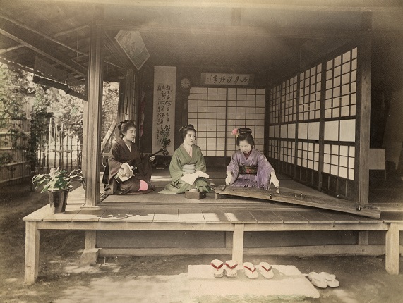 Unknown author.
Girls playing music.
1880—1890s.
Albumen print, hand-colored.
MAMM collection