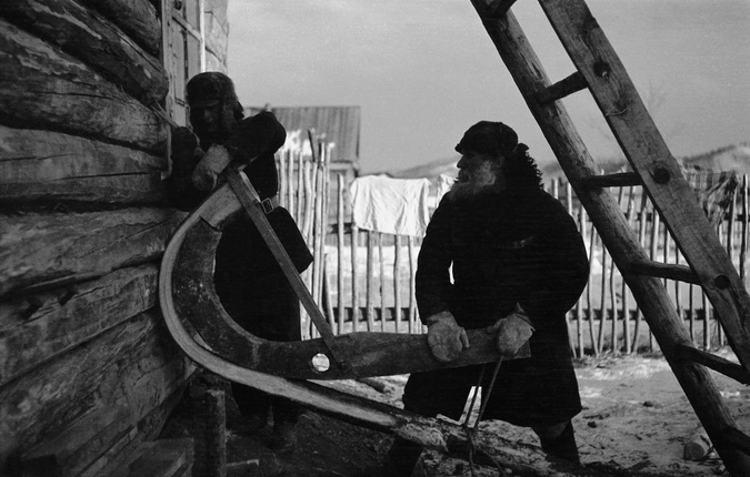 Yamazoe Saburo.
Xenofont Petrovich Bodunov and son Fedya bending runners for a sledge.
Romanovka village, Manchuria.
1938–41.
Arseniev State Museum of Primorsky Region in Vladivostok