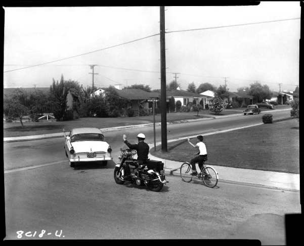 Unknown.
Auto Motorcycle and boy on bike, learning hand turning signals.
00.10.1963.
Gelatin silver print.
Courtesy Fototeka Los Angeles